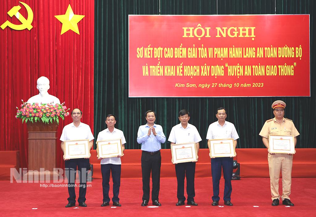 Kim Sơn: Sơ kết đợt cao điểm giải tỏa vi phạm hành lang an toàn đường bộ