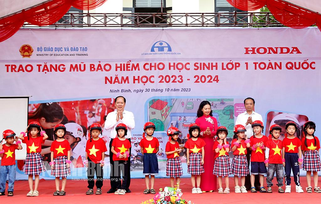Trao tặng mũ bảo hiểm cho học sinh lớp 1, năm học 2023-2024