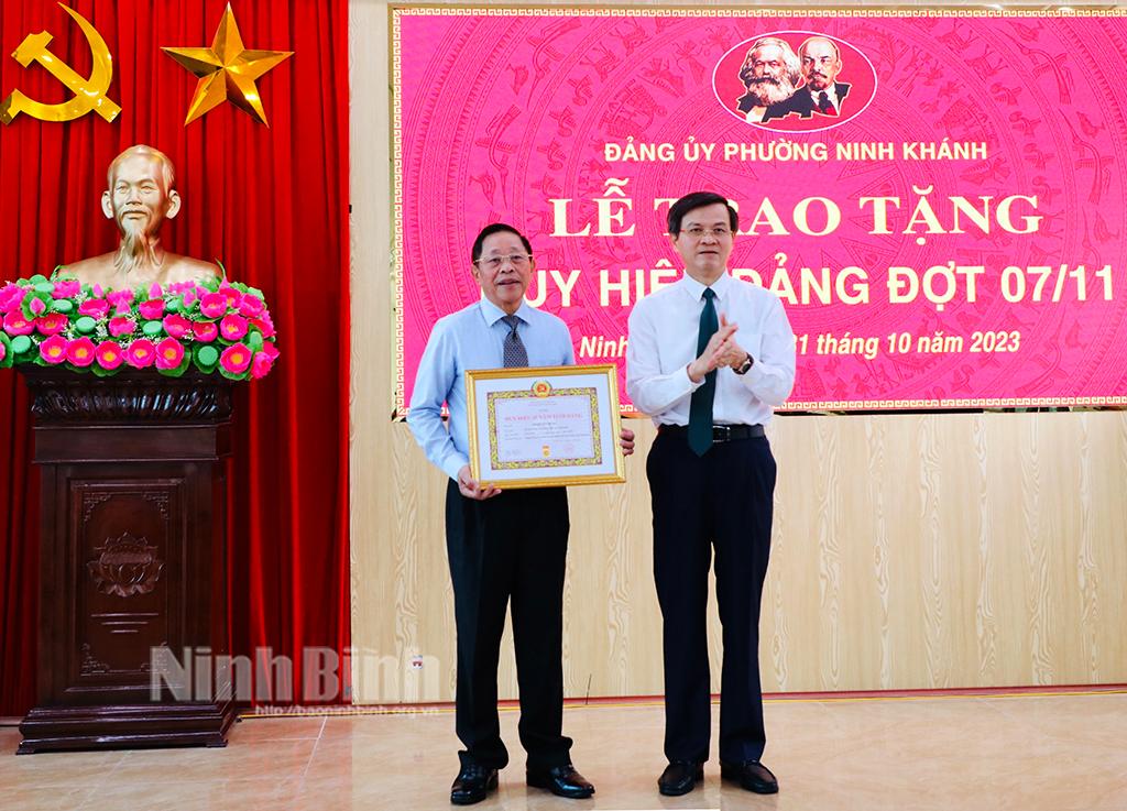 Đồng chí Bí thư Tỉnh ủy dự Lễ trao tặng Huy hiệu Đảng tại phường Ninh Khánh