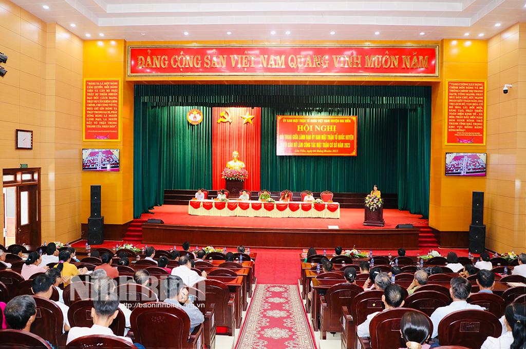 Ban Thường trực Ủy ban MTTQ huyện Gia Viễn đối thoại với cán bộ làm công tác mặt trận cơ sở