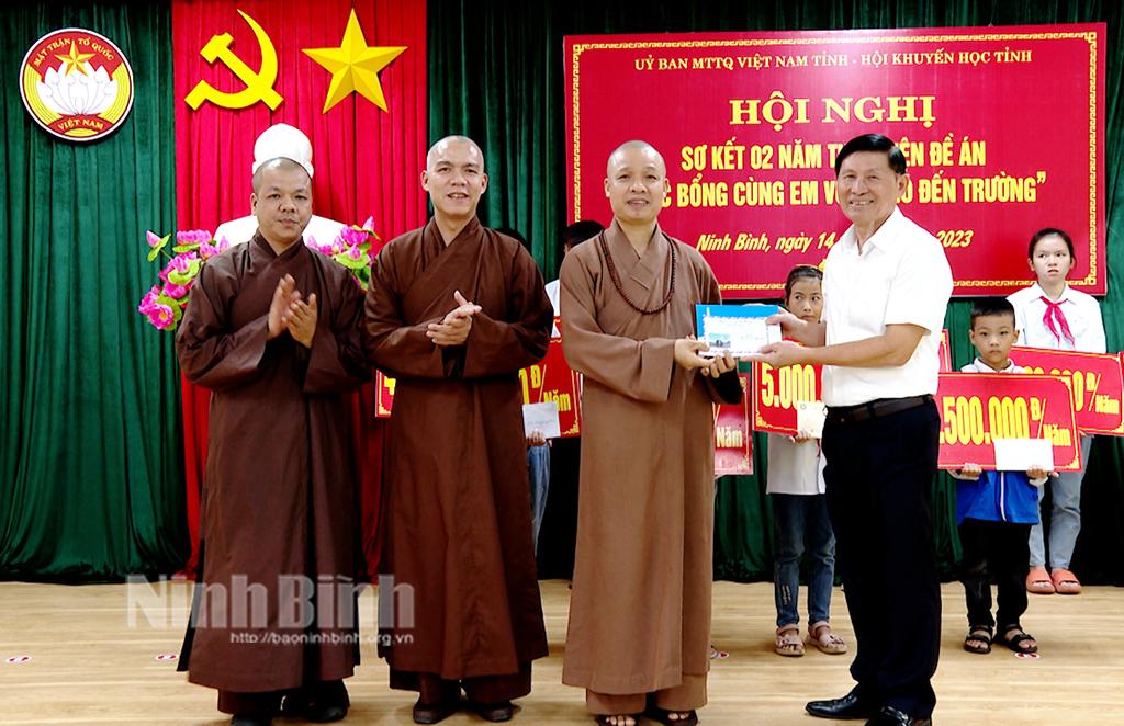 Khơi dậy tinh thần hiếu học thông qua các chương trình trao tặng học bổng