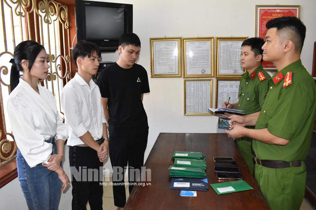 Khởi tố vụ án "Mua bán trái phép thông tin về tài khoản ngân hàng"