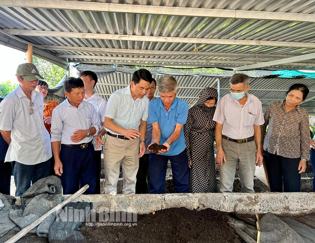 Tham quan mô hình xử lý rác thải thân thiện môi trường tại huyện Gia Viễn