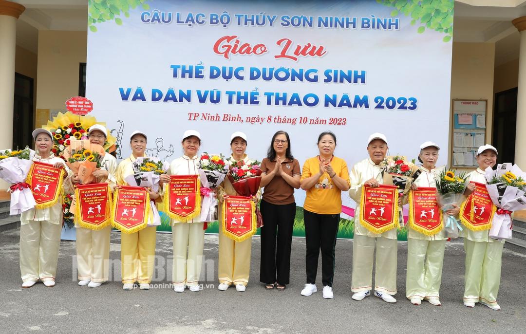 Giao lưu thể dục dưỡng sinh và dân vũ CLB Thúy Sơn Ninh Bình