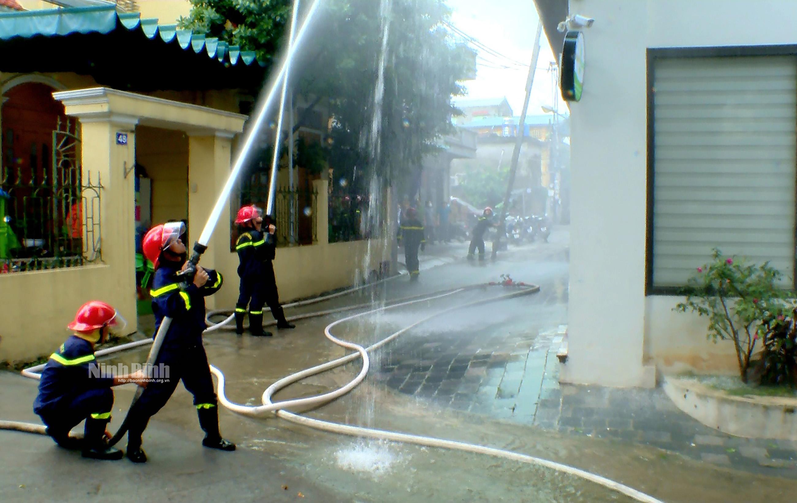 Thực tập chữa cháy và cứu nạn, cứu hộ tại tòa nhà có nhiều căn hộ cho thuê