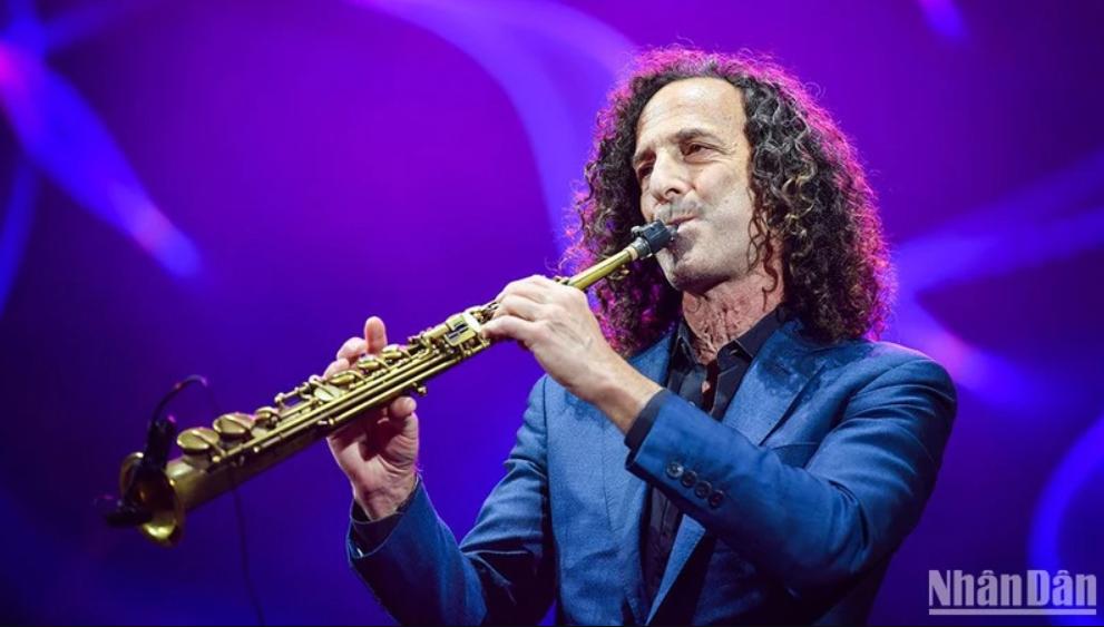 "Kenny G Live in Vietnam": Đêm nhạc của cảm xúc