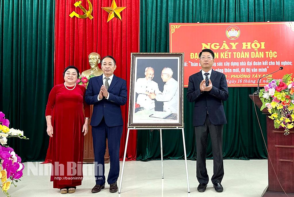 Các đồng chí lãnh đạo tỉnh dự Ngày hội Đại đoàn kết toàn dân tộc tại khu dân cư