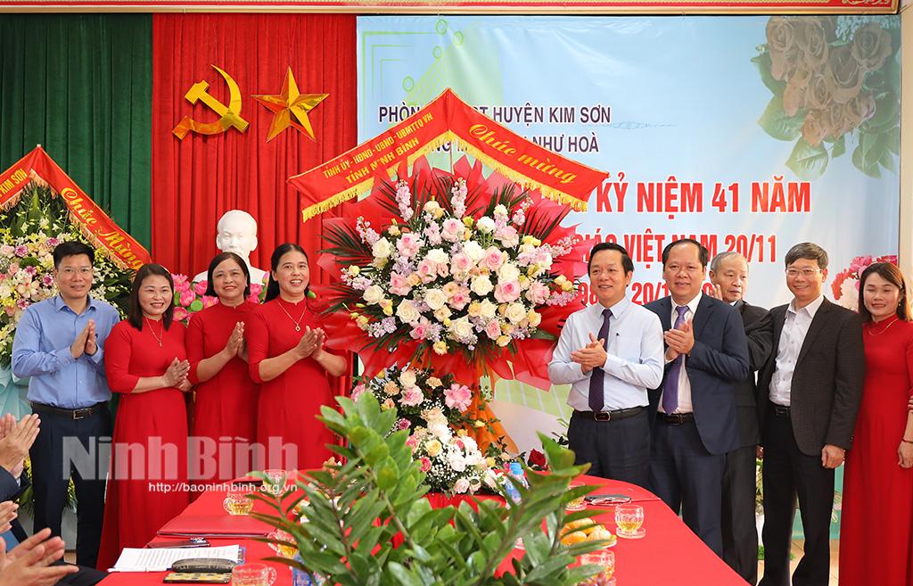 Đồng chí Chủ tịch UBND tỉnh thăm, chúc mừng nhân ngày Nhà giáo Việt Nam 20/11