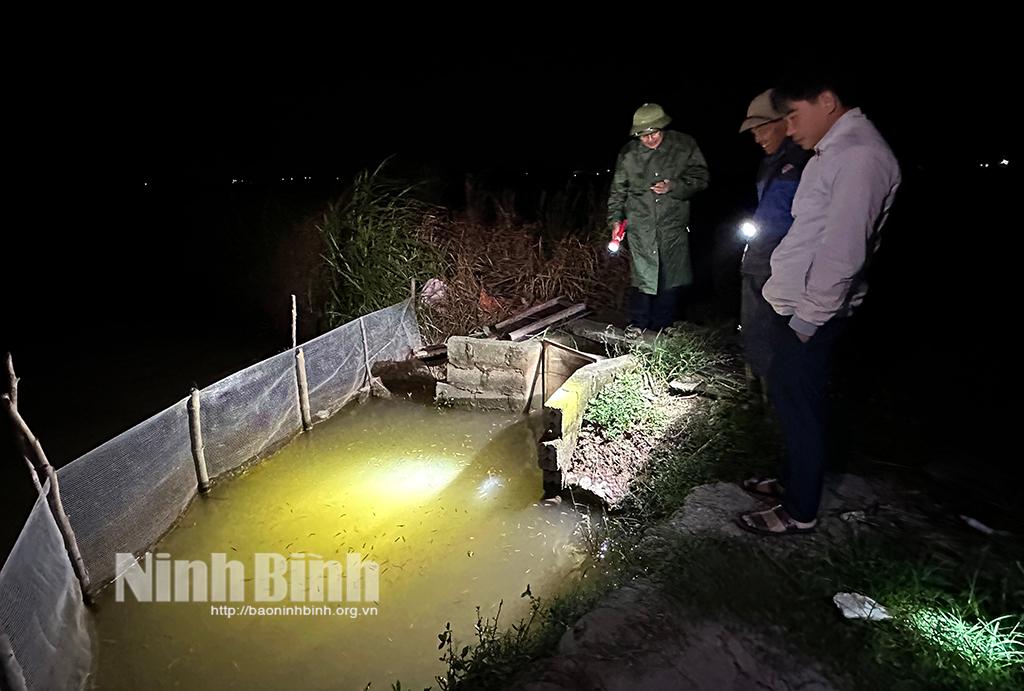 Về Khánh Công xem người dân chong đèn thu hoạch rươi