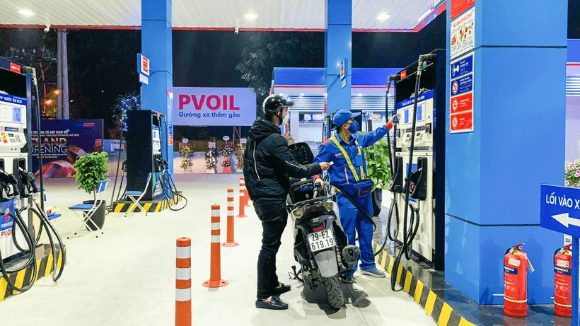 Sau 2 lần giảm liên tiếp, giá xăng RON95 về ngưỡng 23.024 đồng mỗi lít