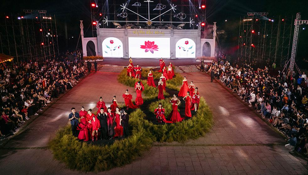 Vẽ vẻ đẹp quê hương trên tà áo dài