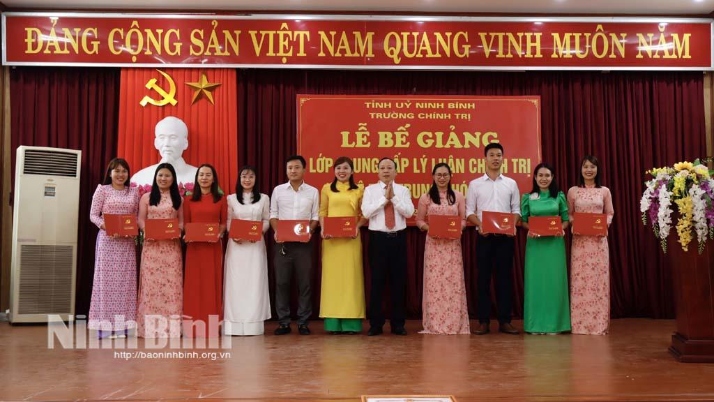 Bế giảng lớp Trung cấp Lý luận Chính trị hệ tập trung khóa XI