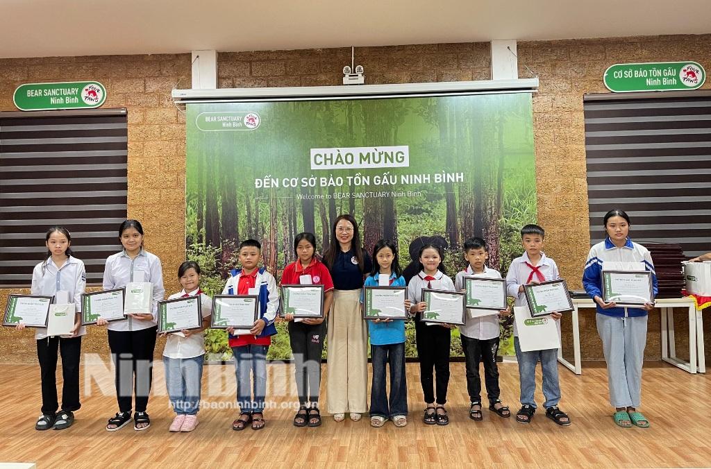 Trao giải Cuộc thi vẽ tranh "Hạnh phúc của một chú Gấu"