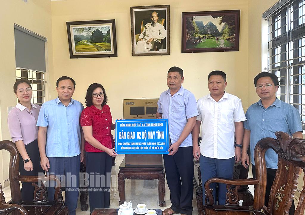 Liên minh HTX tỉnh bàn giao máy vi tính cho các xã của huyện Nho Quan
