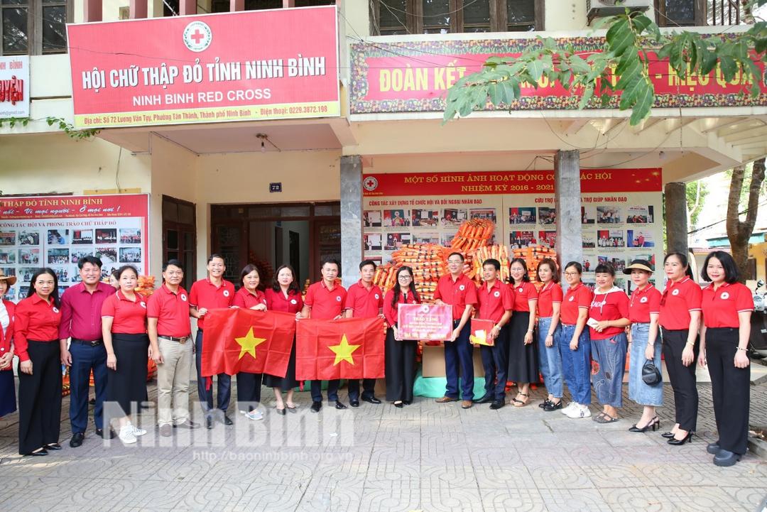 Trao tiền hỗ trợ nhà Chữ thập đỏ cho hộ nghèo