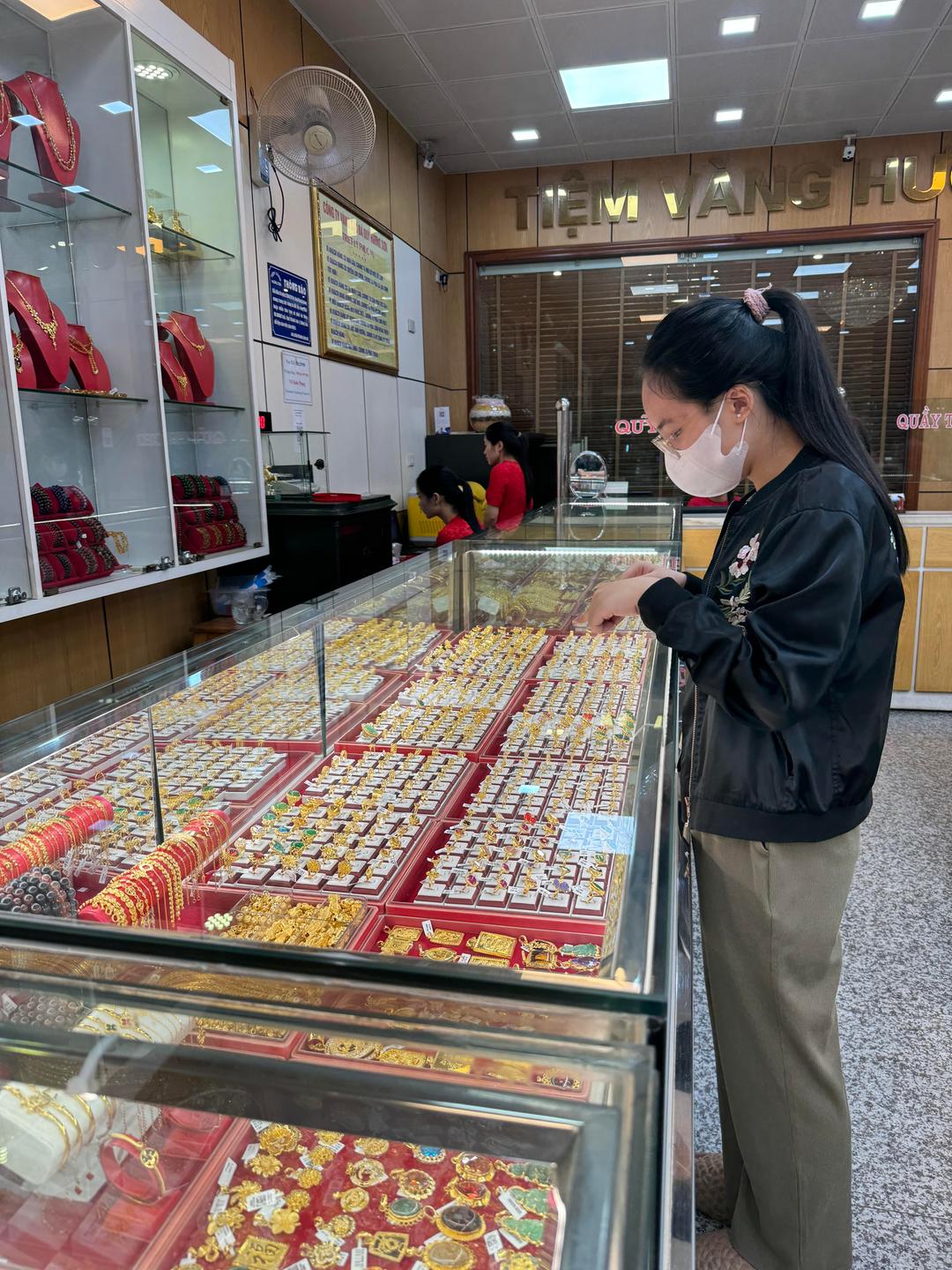 Giá vàng tiếp đà giảm mạnh