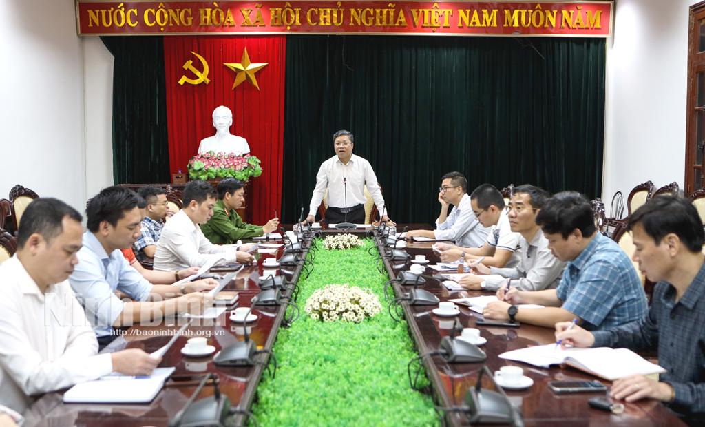 Thành phố Ninh Bình lắp đặt biển báo hiệu đường bộ trên một số tuyến đường chính và khu dân cư