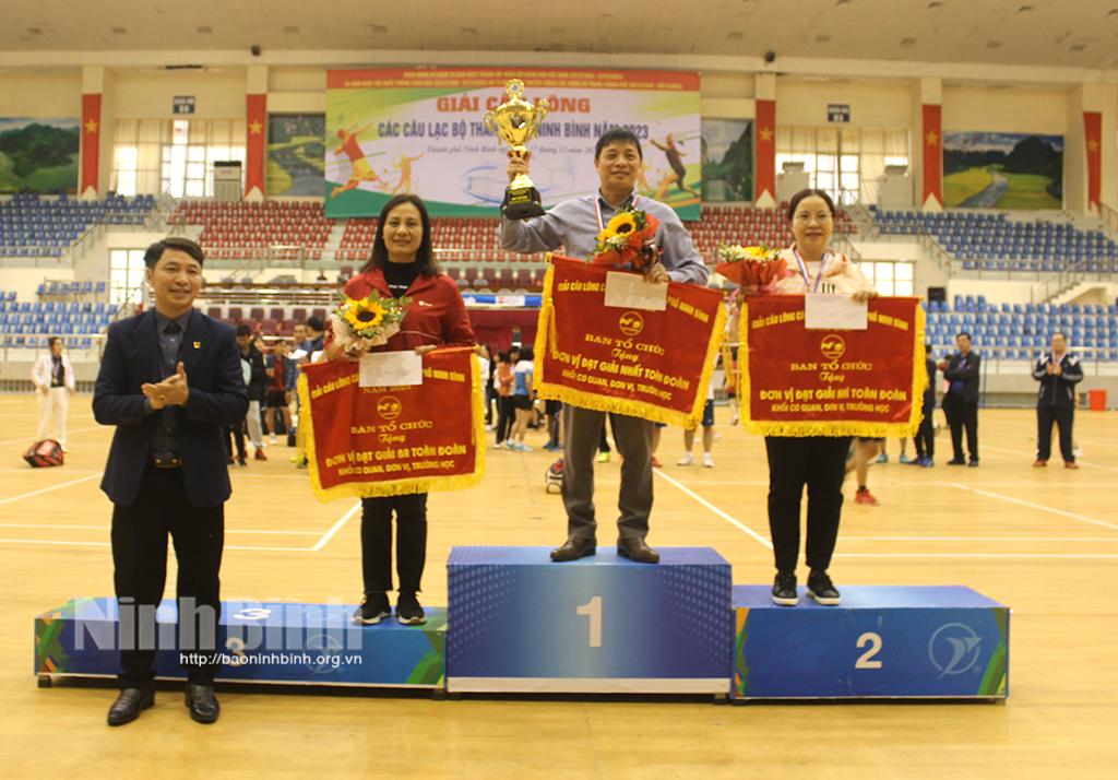 Trao thưởng Giải cầu lông các CLB thành phố Ninh Bình năm 2023
