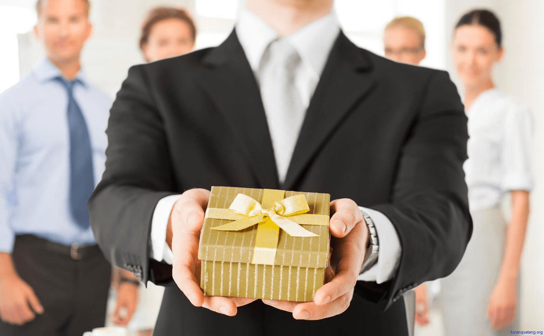 Chi phí quà tặng nhân viên được tính thuế như thế nào?