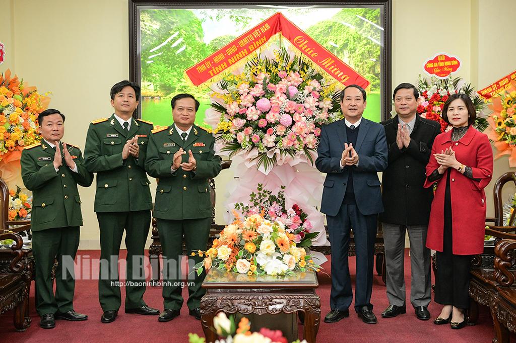Đồng chí Phó Bí thư Thường trực Tỉnh ủy thăm, chúc mừng các đơn vị quân đội