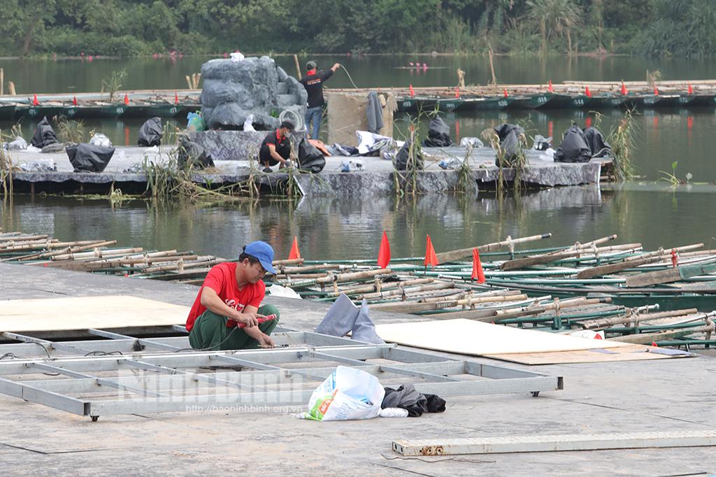 Sân khấu thực cảnh đã cơ bản hoàn tất, sẵn sàng cho lễ khai mạc Festival Ninh Bình-Tràng An lần thứ II
