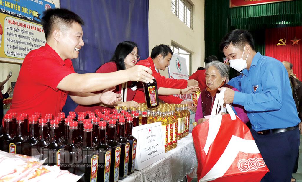 Nâng cao mức sống cho người nghèo, người yếu thế