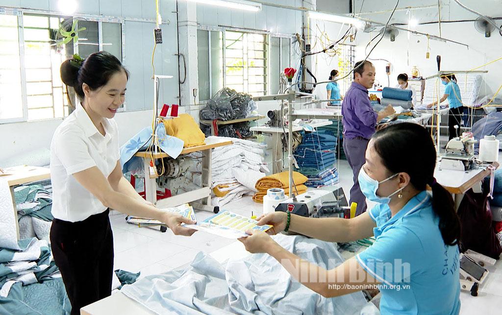 Bảo hiểm xã hội thành phố Tam Điệp: Vượt khó thực hiện công tác thu, phát triển đối tượng tham gia bảo hiểm