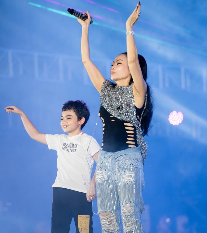 Con trai Thu Minh lần đầu xuất hiện trên sân khấu