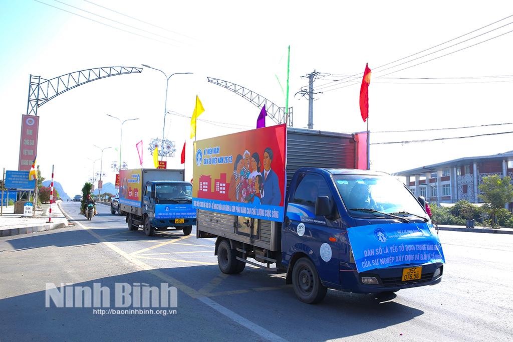 Diễu hành cổ động, tuyên truyền về dân số và phát triển