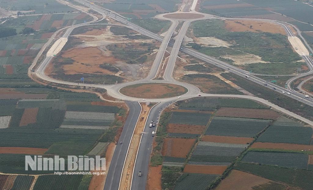 Nhộn nhịp thi công trên công trình trọng điểm tuyến đường Đông-Tây