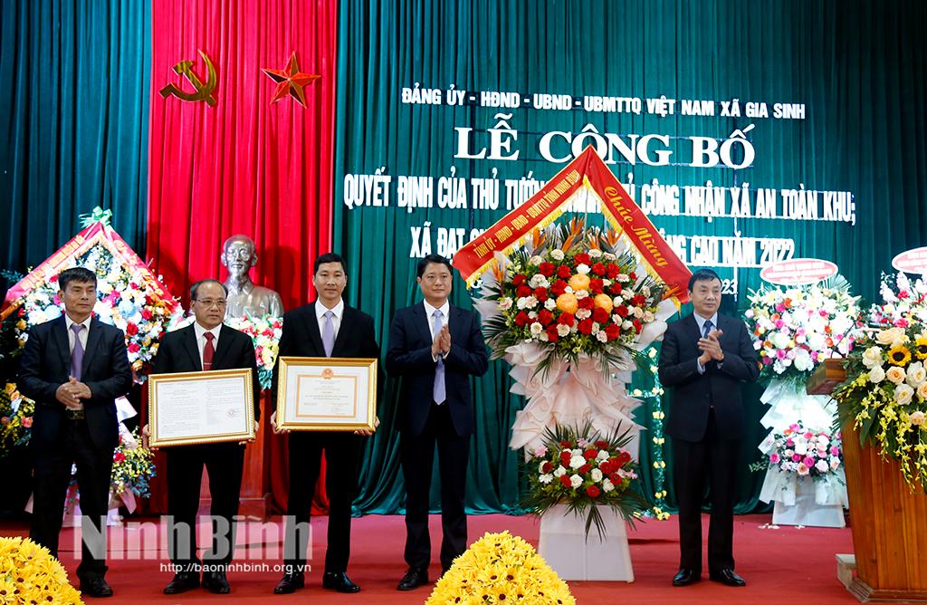 Gia Sinh công bố Quyết định công nhận xã An toàn khu và đạt chuẩn nông thôn mới nâng cao