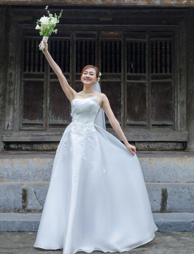 Phương Lan diện đầm đính hoa 3D tại tiệc báo hỷ