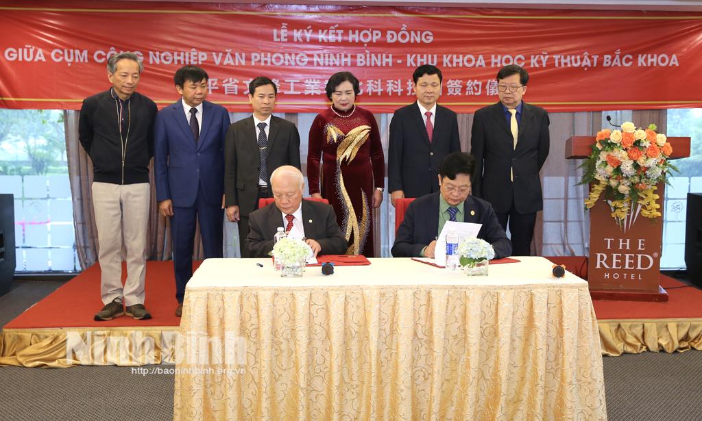 Ký kết hợp đồng đầu tư tại Cụm công nghiệp Văn Phong