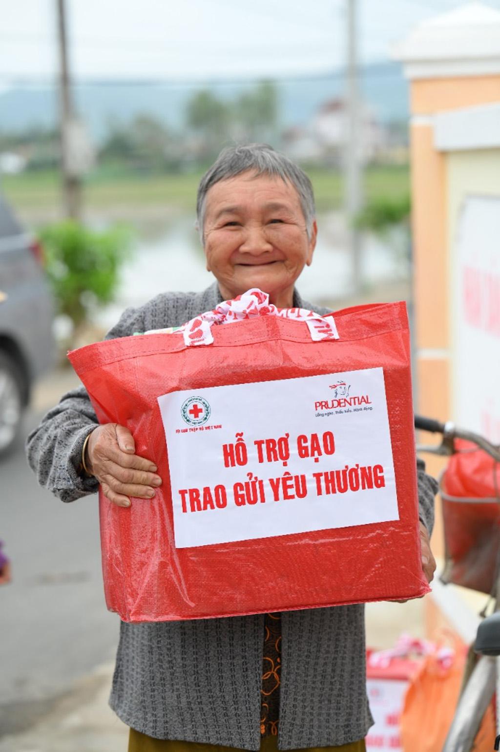 Khách hàng chung tay cùng Prudential "Hỗ trợ gạo - Trao gửi yêu thương" tới bà con khó khăn tại Yên Bái và Sóc Trăng