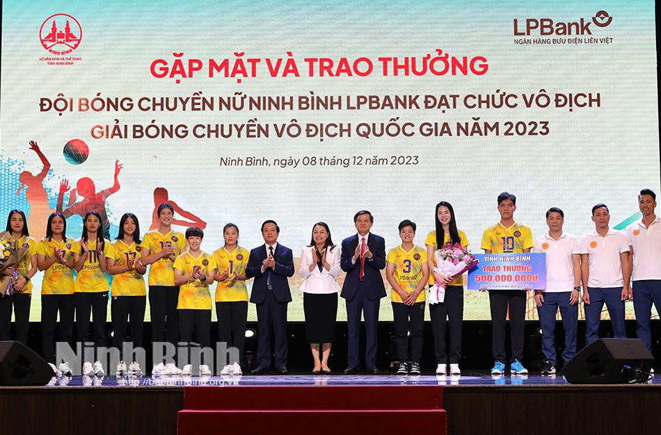 Gặp mặt và trao thưởng đội bóng chuyền nữ Ninh Bình LPBank đạt chức vô địch quốc gia năm 2023