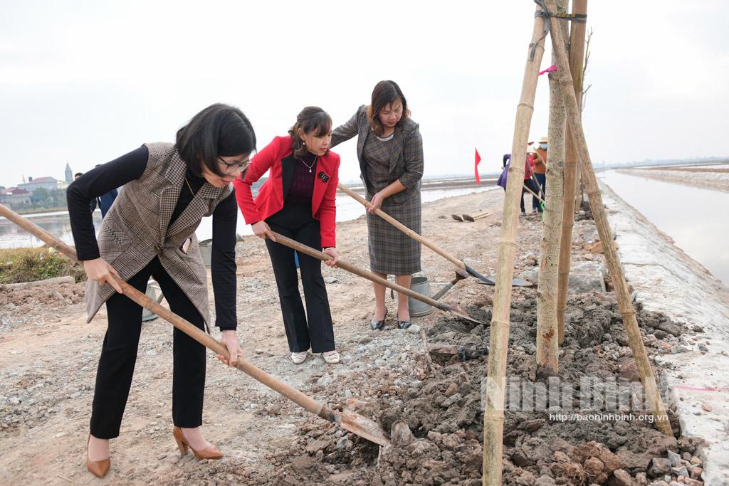 Hội LHPN huyện Yên Mô ra quân "Tết trồng cây đời đời nhớ ơn Bác Hồ"