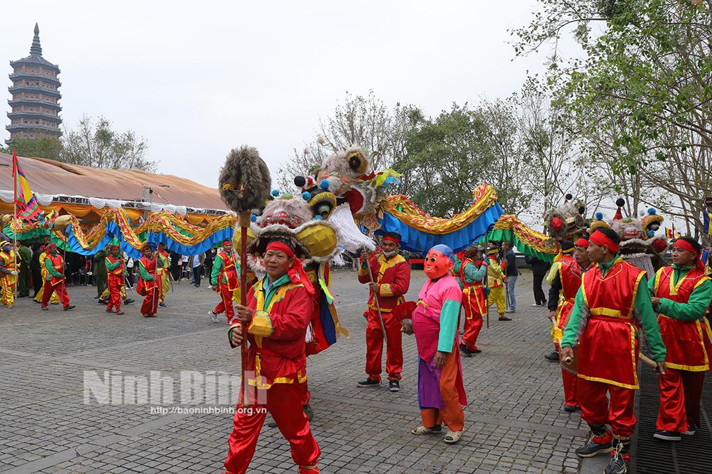 Thousands flock to Bai Dinh pagoda festival