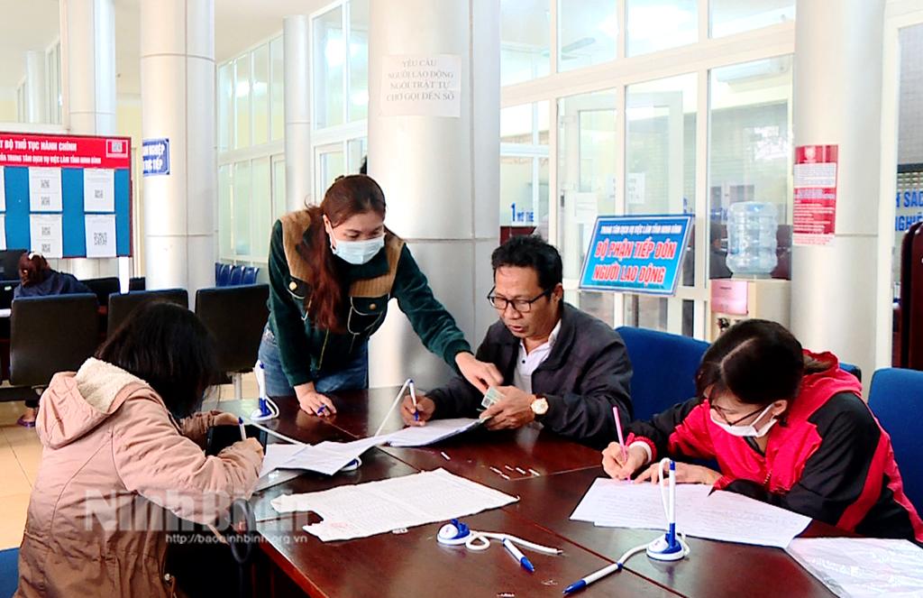 Bảo hiểm xã hội Ninh Bình đẩy mạnh thực hiện chi trả không dùng tiền mặt