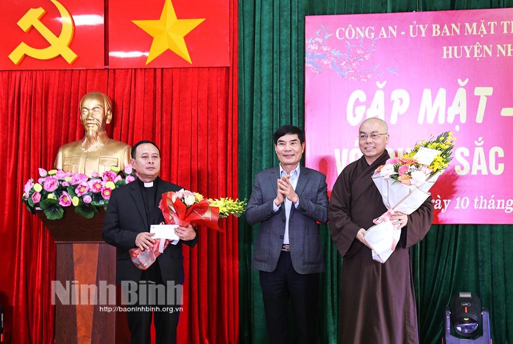 Gặp mặt, giao lưu với chức sắc các tôn giáo trên địa bàn huyện Nho Quan