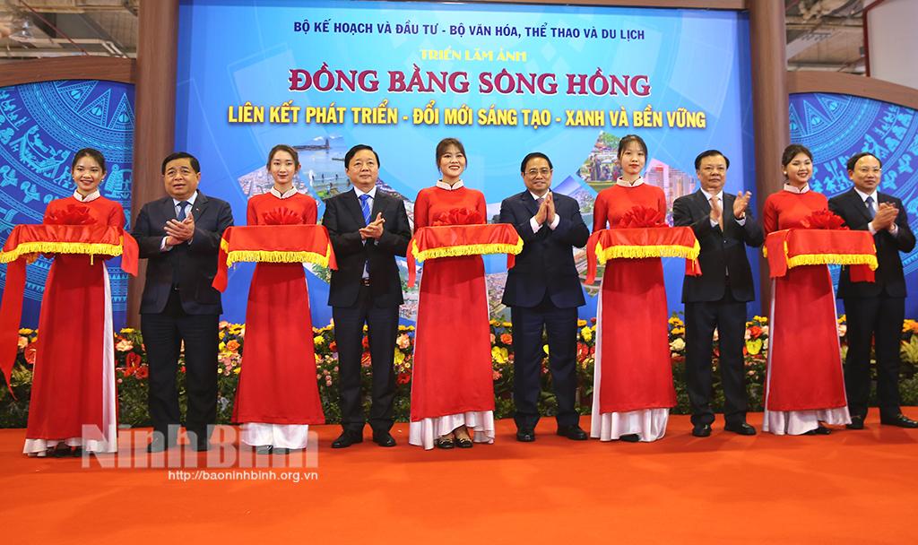 Khai mạc Triển lãm ảnh và gian hàng trưng bày sản phẩm đặc trưng của Vùng đồng bằng sông Hồng