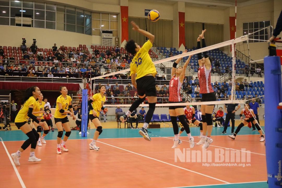 Giải bóng chuyền Cúp Hoa Lư- Bình Điền lần thứ XVII: chủ nhà nam thắng, nữ thua