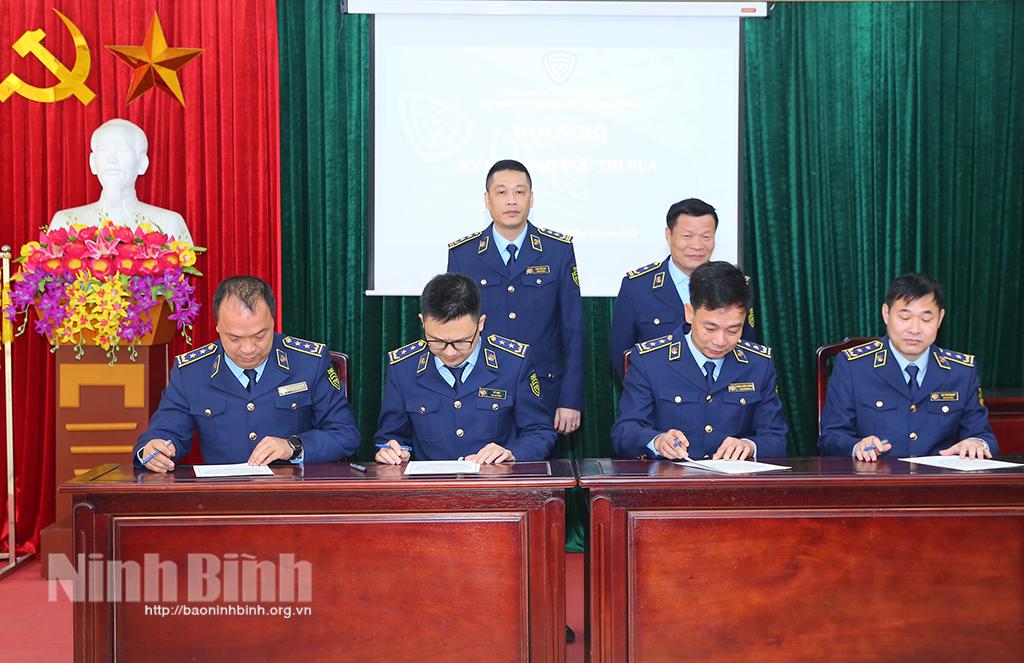 Cục Quản lý thị trường tỉnh Ninh Bình ký kết giao ước thi đua năm 2023