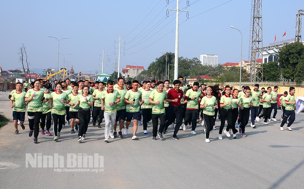 Agribank chi nhánh Ninh Bình phát động hưởng ứng Giải chạy "Vì tương lai xanh"