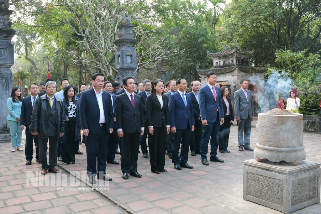 Đoàn công tác của Bộ Ngoại giao dâng hương tại Khu Di tích Quốc gia đặc biệt Cố đô Hoa Lư