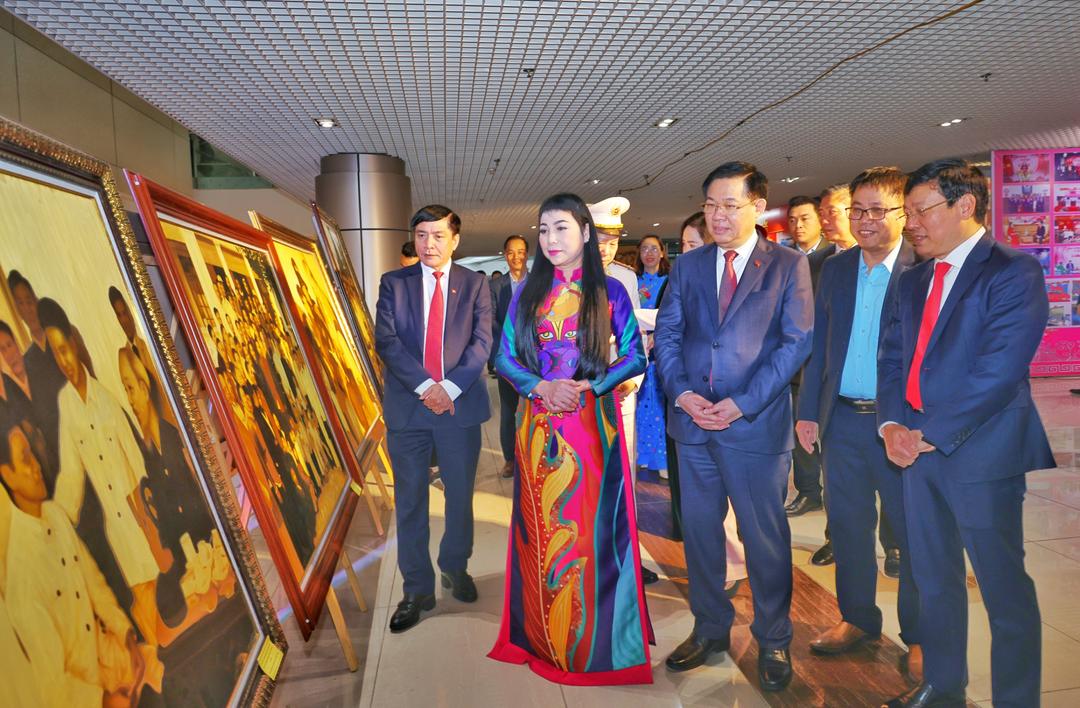 Chủ tịch Quốc hội Vương Đình Huệ tham quan Hội báo Xuân và triển lãm tranh, ảnh nghệ thuật "Vĩnh Phúc - 60 năm hành trình khát vọng"