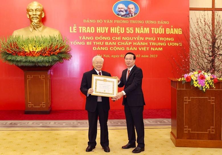 Tổng Bí thư Nguyễn Phú Trọng nhận Huy hiệu 55 năm tuổi Đảng