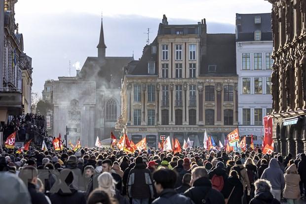 Nguy cơ gián đoạn nhiều dịch vụ vận tải do đình công tại Pháp