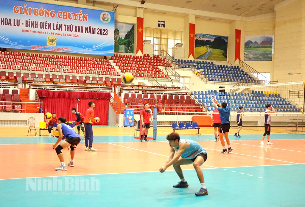 Giải bóng chuyền Cúp Hoa Lư - Bình Điền lần thứ XVII: Bài "trắc nghiệm" đầu tiên sau khi hai đội bóng Ninh Bình đổi tên
