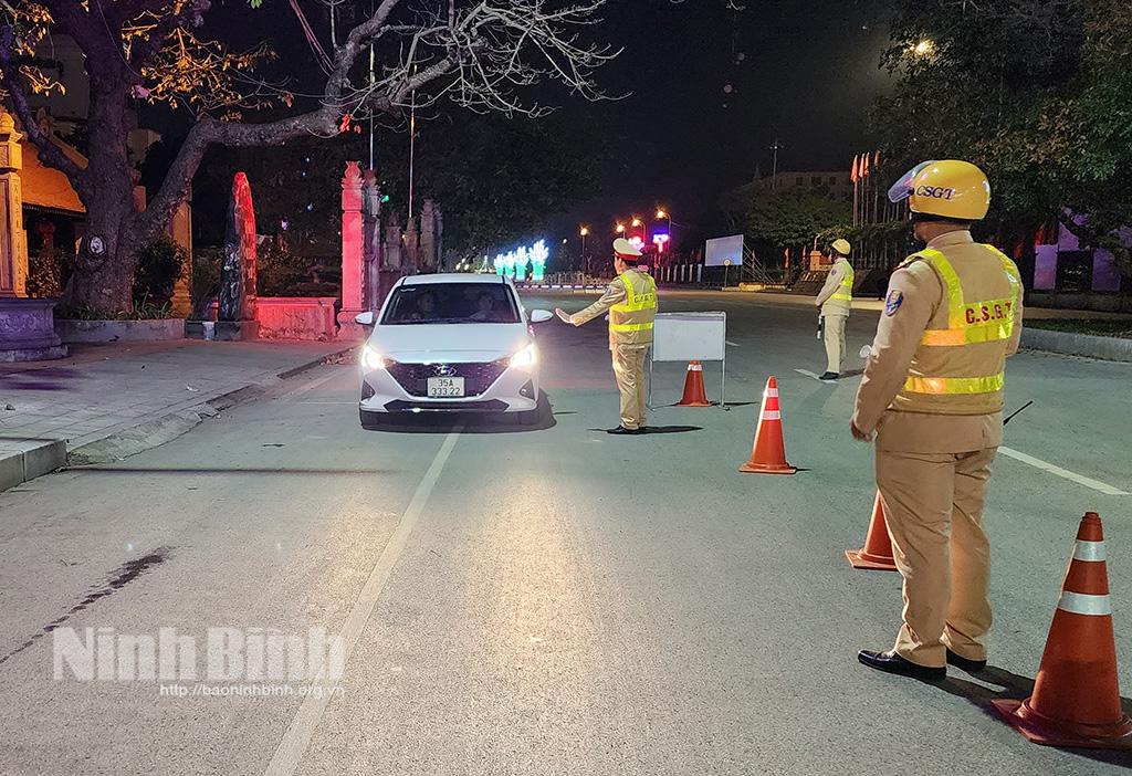 Cục CSGT phối hợp kiểm tra nồng độ cồn ở thành phố Ninh Bình