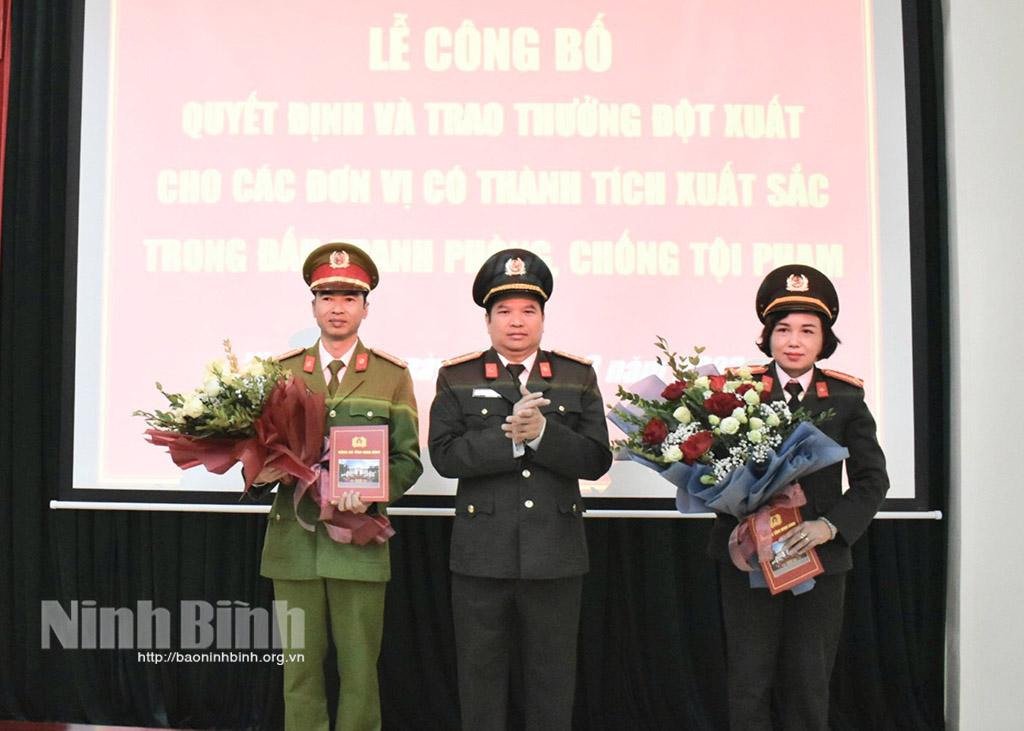 Trao thưởng đột xuất cho các đơn vị có thành tích xuất sắc trong đấu tranh với tội phạm ma túy